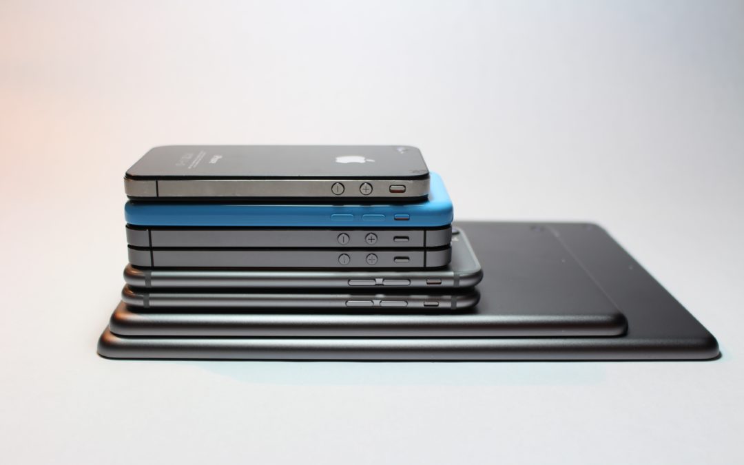 empilement de smartphones et de tablettes de différentes marques Apple et Samsung